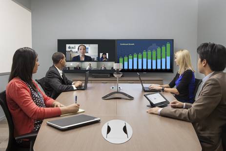 Das Lync Room System kann mit der Roundtable Kamera von Polycom für ein echtes Konferenzerlebnis kombiniert werden.
